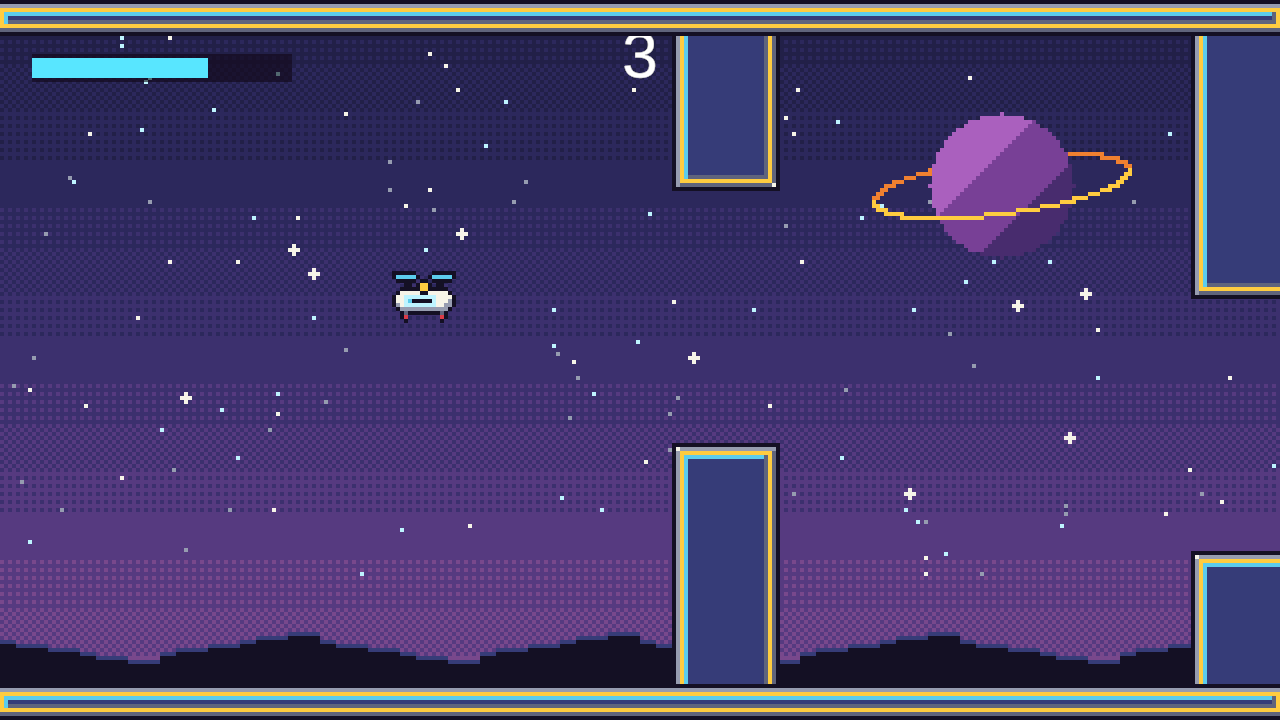 Tela do jogo em pixel art: céu roxo estrelado com um planeta de anéis, silhueta de montanhas escuras embaixo, faixas metálicas nas bordas superior e inferior, o drone branco com hélices azuis à esquerda, dois portais formados por colunas azul-escuras com moldura metálica e frisos amarelo e ciano, o número 3 no alto, ao centro, e no canto superior esquerdo uma barra ciano preenchida em cerca de sete décimos.